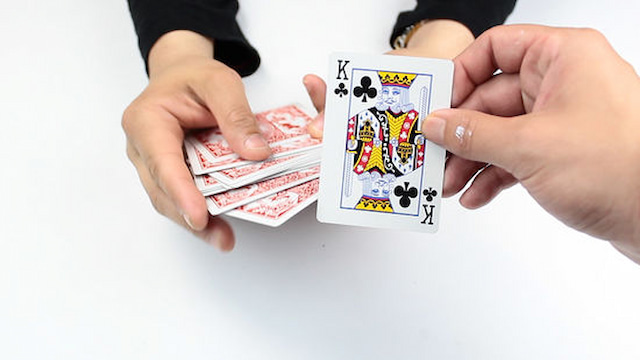 Sử dụng ngón trỏ để đánh dấu bài của khán giả